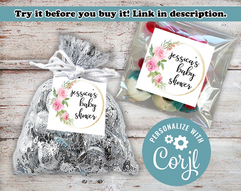 K&ouml;nnte beinhalten: Eine wei&szlig;e Geschenktasche mit einem rosa-gr&uuml;nen Blumendesign und dem Text "jessica's baby shower" in einem goldenen Kreis. Die Tasche ist mit kleinen S&uuml;&szlig;igkeiten gef&uuml;llt. Ein separater Aufkleber mit dem gleichen Design und Text ist auf einem durchsichtigen Plastikbeutel mit S&uuml;&szlig;igkeiten zu sehen.