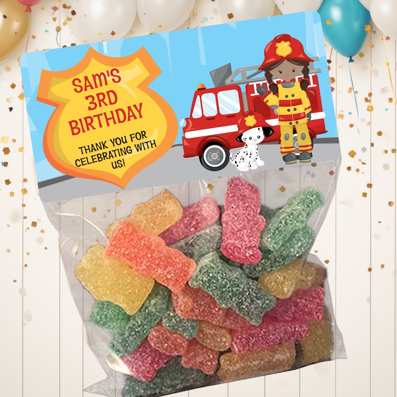 K&ouml;nnte beinhalten: Ein rotes Feuerwehrauto mit einem Dalmatiner und einem Feuerwehrmann, der einen Schlauch h&auml;lt. Die T&uuml;te hat ein Etikett mit der Aufschrift "Sam's 3rd Birthday" und "Vielen Dank f&uuml;rs Feiern mit uns!"