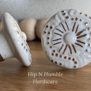Gold and White Small  Daisy Flat Ceramic Knob