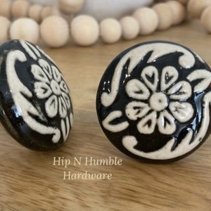 Black & White Daisy Flat Ceramic Knob