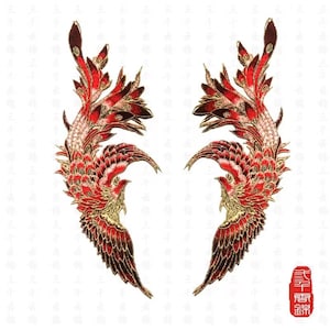 Peut inclure: Deux phénix brodés de rouge et d'or avec des détails complexes. Les phénix sont tournés dans des directions opposées et ont leurs ailes déployées. La broderie est détaillée et comprend des plumes, des écailles et d'autres éléments décoratifs.