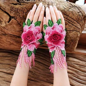 Ett par 3D-blommor broderade färgglada blomlappar med applikation
