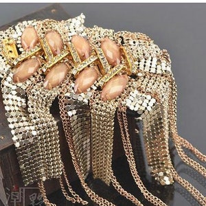 Ein Paar Gold Epauletten, Stachel Epauletten, Gold Nieten Pads mit und Goldkette, Quaste Festival Quaste Epaulette