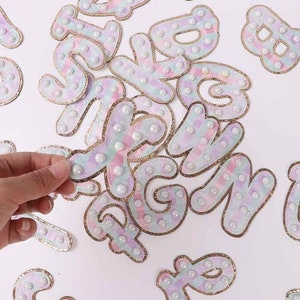 Pegatinas de letras adhesivas con parte trasera de color Pearl, parches de letras adhesivos, perfectos para pegar en el bolso, la computadora portátil o el libro