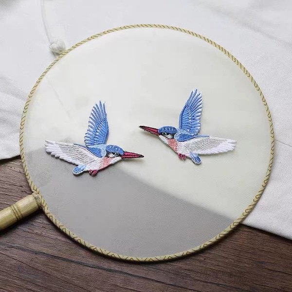 Une paire d'oiseaux avec écusson brodé, décoration décorative en applique oiseaux brodés