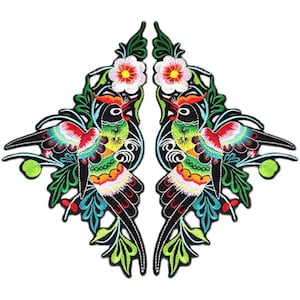 Pode incluir: Dois patches bordados coloridos para passar a ferro que representam um par de pássaros com detalhes florais. Os pássaros são pretos, verdes, vermelhos, amarelos e azuis. As flores são vermelhas, brancas e amarelas.
