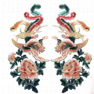 Op de afbeelding: Twee geborduurde patches met een paar feniksen met uitgespreide vleugels, elk met een bloemmotief van roze rozen en groene bladeren.