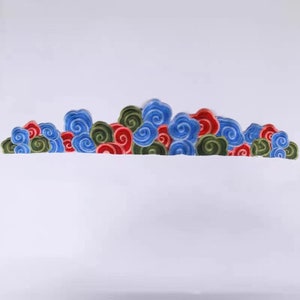 Puede incluir: Un diseño bordado decorativo que presenta un grupo de nubes estilizadas en tonos de azul, verde y rojo.