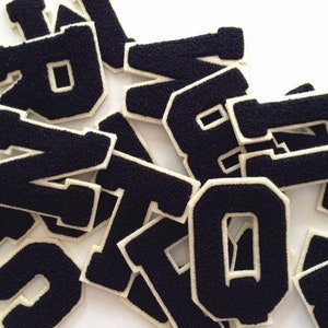 Parche con letras de chenilla bordadas en negro, diseño de apliques, parche con nombre y letras para camisetas, abrigos o jeans.