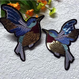 Un par de parches bordados con lentejuelas de pájaros para decoración de ropa o vestidos.