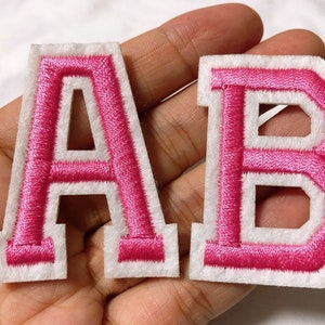 Roze geborduurde letters of cijfers appliqué, opstrijkbare naamletters patch voor T-shirt of jas, decoratie opstrijkpatches