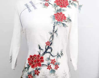 Aplique bordado com grandes flores de peônia para decoração de roupas.