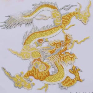 以下が含まれることがあります： 雲と龍が刺繍された金と銀のアイロン接着パッチ。龍は尻尾を口に入れて丸く巻かれている。