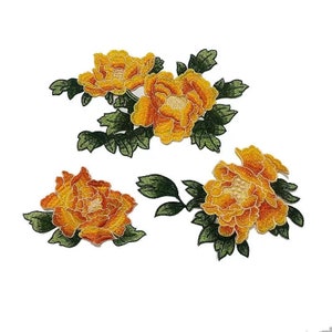 Puede incluir: Cuatro parches bordados con peonías amarillas y naranjas con hojas verdes. Los parches son perfectos para añadir un toque de elegancia floral a la ropa, los bolsos u otras manualidades.