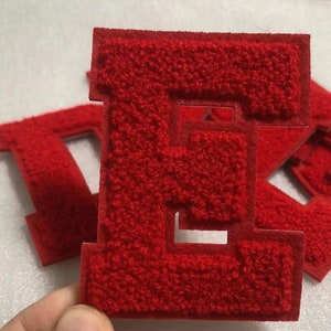 Aplique de letras bordadas em chenille vermelho Patch de letras com nome Patch para camiseta ou casaco ou jeans costurado em Patches