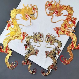 Może przedstawiać: Cztery haftowane naszywki z motywem smoków w kolorze złotym i czerwonym. Smoki są w różnych pozach, z zakręconymi ogonami. Naszywki idealnie nadają się do dodania odrobiny azjatyckiego stylu do ubrań, toreb lub innych przedmiotów z tkaniny.