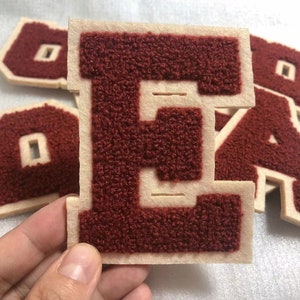 Rot gestickte auf genähte Chenille-Buchstaben-Applikations-Patch Design Name Letters Patch für T-Shirt oder Mantel oder Jeans-Patches