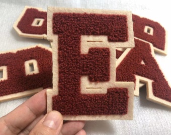 Rood geborduurd genaaid chenille letters appliqué patch ontwerp naam letters patch voor T-shirt of jas of jeans patches