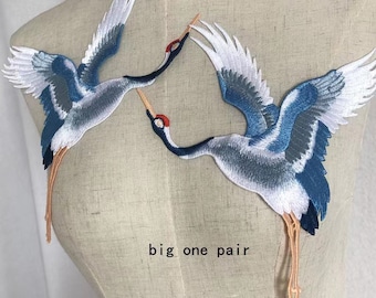 Une paire d'écussons brodés de grues, décoration de vêtements cousue sur des écussons