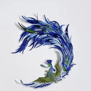 Può includere: Designo di pavone ricamato in blu e verde con una lunga coda di piume. Si tratta di una toppa da stirare per abbigliamento o altri tessuti.