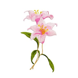 Könnte beinhalten: Rosa bestickter Lilienblumen-Patch mit grünen Blättern und gelben Zentren.