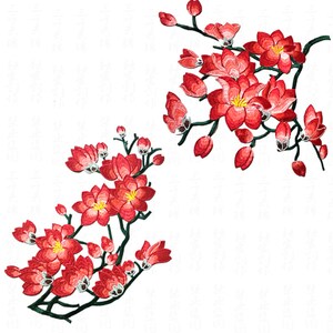 Può includere: Due toppe ricamate con fiori di ciliegio rossi con steli e foglie verdi. Le toppe sono perfette per aggiungere un tocco di bellezza floreale a vestiti, borse o altri oggetti artigianali.