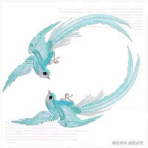 Könnte beinhalten: Zwei gestickte blaue Vogel-Patches mit langen, fließenden Schwänzen. Die Vögel schauen sich an und ihre Schwänze bilden einen Kreis. Der Text "版权所有 盜版必究" ist in der rechten unteren Ecke des Bildes sichtbar.