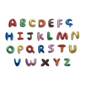 Peut inclure: Un ensemble complet de vingt-six écussons brodés représentant les lettres de l'alphabet, disposés sur quatre rangées. Chaque lettre présente une police arrondie de style bulle dans des couleurs vives comme le rouge, vert, jaune, orange, marron, rose et bleu.