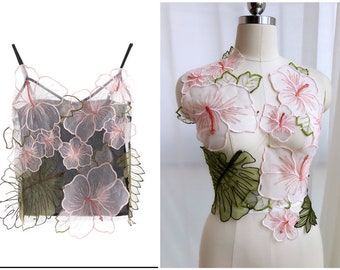 Un ensemble d'appliques brodées de fleurs en organza à coudre