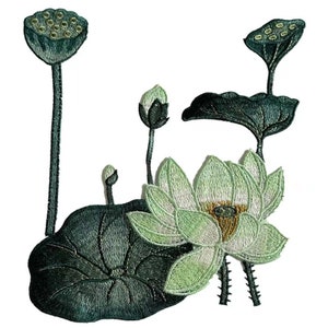 Puede incluir: Parche bordado verde de una flor de loto con hojas y capullos. La flor tiene un centro blanco y pétalos verdes.