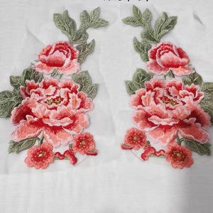 Een paar pioenrozen opstrijkappliqués Kledingdecoratieflarden