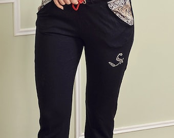 Pantalon "CATERINA" noir ornemental cordon rouge strass Swarovski Elements Brand SKORPIA élégant yeux jogger sportive automne