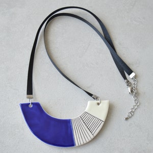 Königliche blaue Aussage Halskette, geometrische Keramik Schmuck, klobige Lätzchen Halskette, Geschenk für Sie Bild 1
