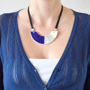 Königliche blaue Aussage Halskette, geometrische Keramik Schmuck, klobige Lätzchen Halskette, Geschenk für Sie Bild 5