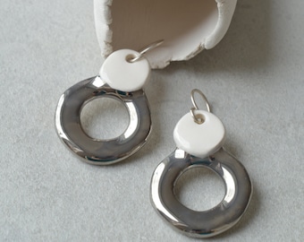 Pendientes colgantes de cerámica blanca y plateada, joyas hechas a mano, un regalo perfecto para ella.