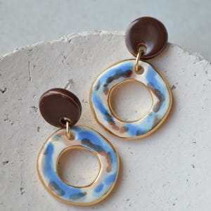Orecchini pendenti in ceramica traforata, realizzati a mano, colori marini, acciaio chirurgico