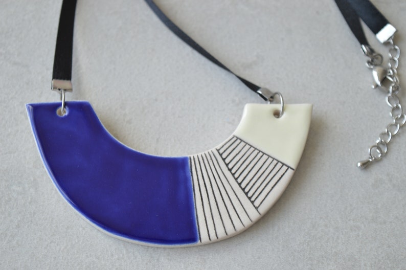 Königliche blaue Aussage Halskette, geometrische Keramik Schmuck, klobige Lätzchen Halskette, Geschenk für Sie Bild 2