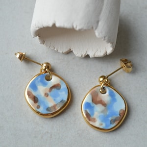 Kleine elegante Keramikohrringe im Aquarell Stil, handgemachte Schmuck Geschenke für sie