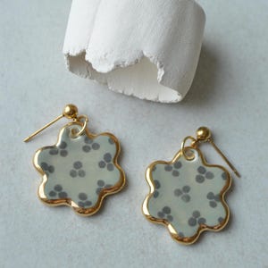 Orecchini floreali grigi in ceramica fatti a mano