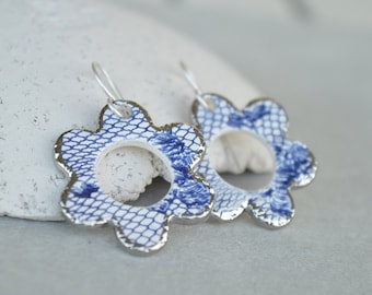 Pendientes florales de cerámica con impresión de encaje, pendientes azules blancos, regalo de Navidad para ella