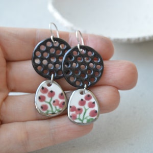 Pendientes largos de cerámica con rosa mosqueta pintada a mano, pendientes llamativos, joyería romántica, regalo de Navidad para ella imagen 3