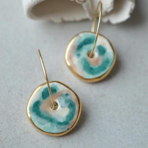 Aros de cerámica con efecto acuarela: pequeños y elegantes pendientes colgantes redondos.