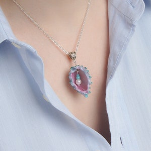 Collar rosa y azul con conchas marinas • Colgante caprichoso de sirena de vidrio soplado • Joyería playera veraniega única hecha a mano