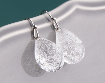 Moderne helderglazen bubbeloorbellen • Eenvoudige druppelvormige elegante sieraden • Sculpturale hanger handgemaakte eigentijdse druppel