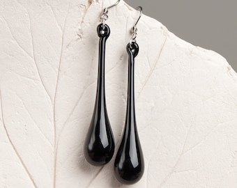 Lange schwarze Teardrop Ohrringe • Mundgeblasenes Glas minimalistischer, moderner Schmuck • Skulpturale elegante Statement Tropfen