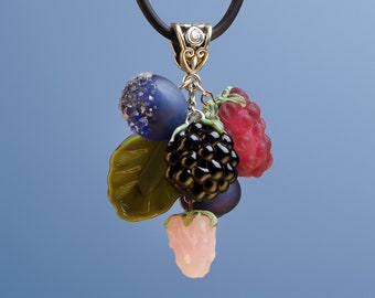 Collier framboise, mûre et myrtille, collier baies en verre, pendentif fruit, bijoux nature