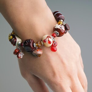 Bracelet à breloques bonbons en verre chocolat • Bijoux fantaisie en perles colorées • Mode tendance unique et faite main