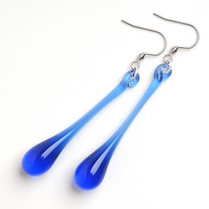 Pendientes largos de color azul marino colgantes • Joyería moderna de vidrio soplado hecha a mano • Elegante diseño escultórico en forma de lágrima