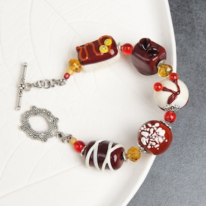 Pralinen Armband • Kawaii Essen Schmuck für Frauen • Lustiges Perlen Armband mit Glas Süßigkeiten • Einzigartige handgemachte Dessert Geschenkidee