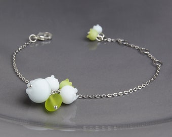 Bracelet muguet Joli bracelet à breloques Bracelet fleur en verre Bracelet vert réglable Bracelet floral inspiré de la nature pour femme